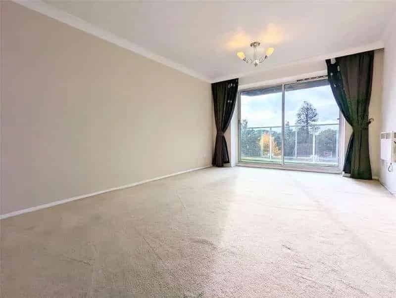 2 Bed Flat for Sale - Balcony, Garage, Modern Kitchen