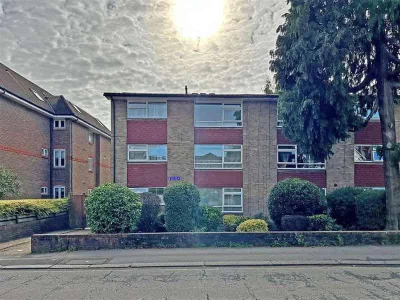 2 Bed Flat for Sale Garage Communal Gardens Long Lease
