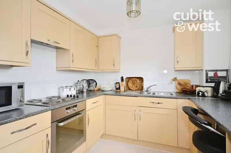 1 Bedroom Apartment near Three Bridges Station