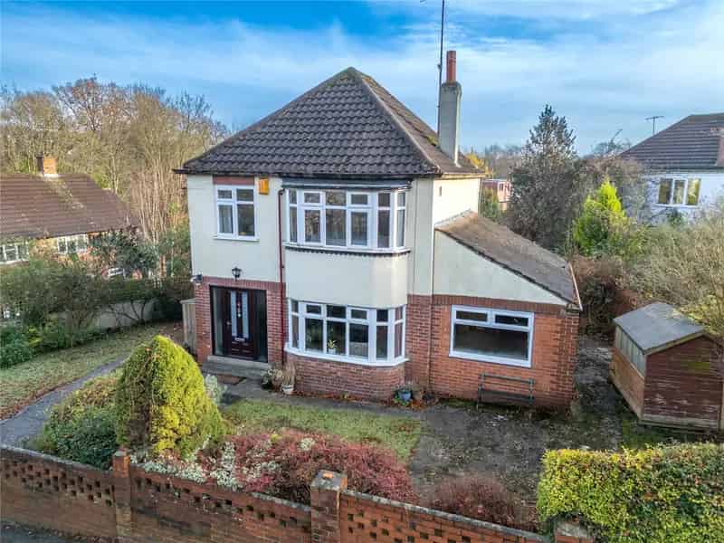 Four Bedroom Detached House in Weetwood Near Meanwood Park