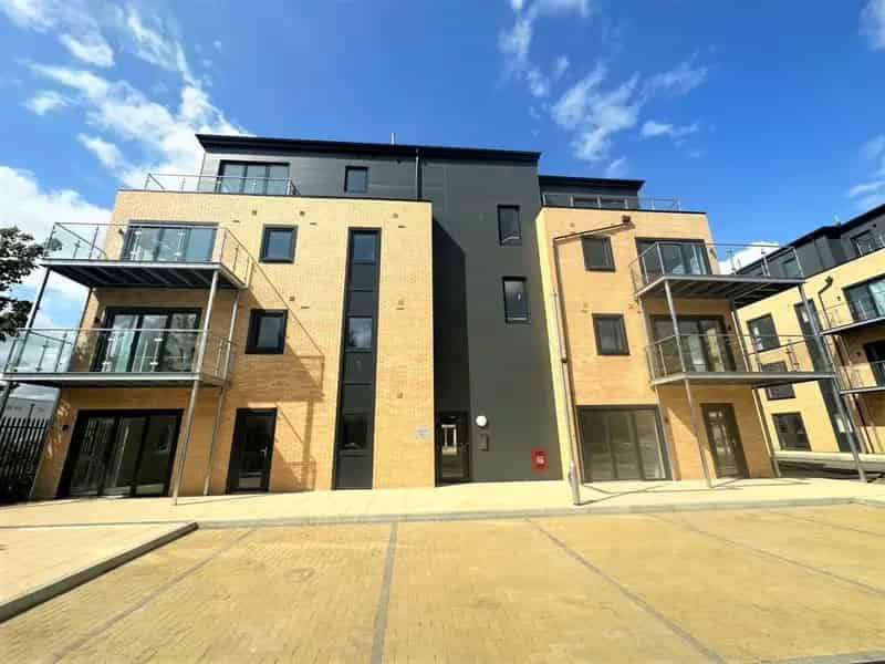 Stunning Top Floor Apartment Near International Railway Station