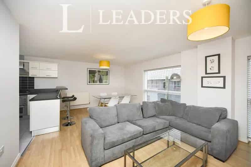 2 Bedroom City Center Apartment - Students Welcome - No Deposit Option