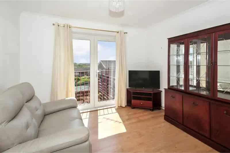 4 Bed Semi-Detached House with 1 Reception Room Near Dunfermline City Centre