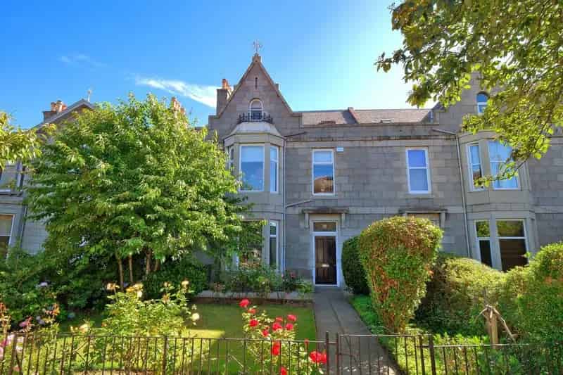4 Bedroom Apartment for Sale