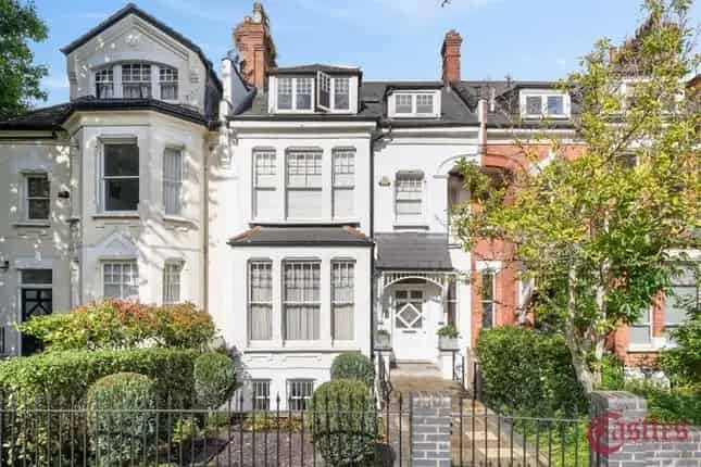 Terraced house for sale in Avenue Road N6