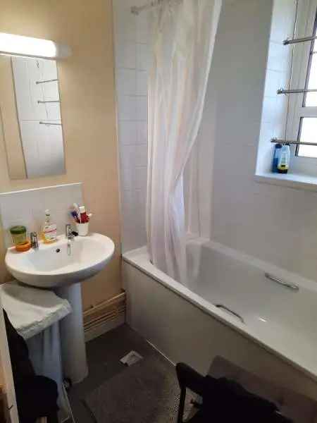 Newly Refurbished 2-Bedroom Flat