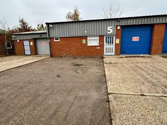 Modern Light Industrial Unit with Ample Parking