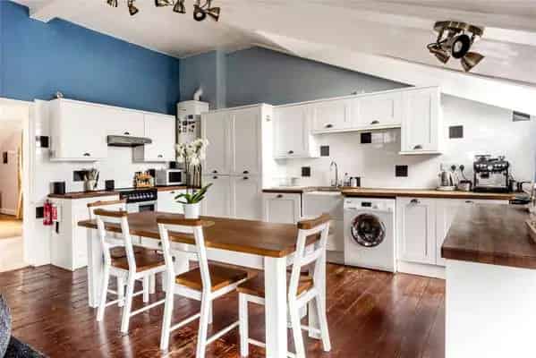 Spacious 2-Bed Top Floor Apartment with Garage and Stunning Views