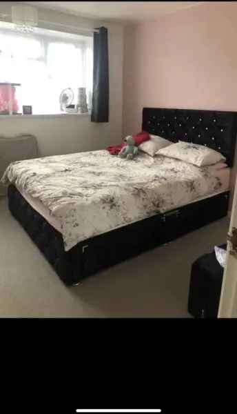 Flat For Rent in Borough of Spelthorne, England