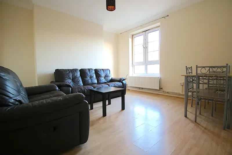 3 Bedroom Flat to Rent in Wapping, East London