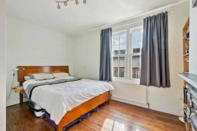 2 Bed Period Property For Sale Near Town Centre Station