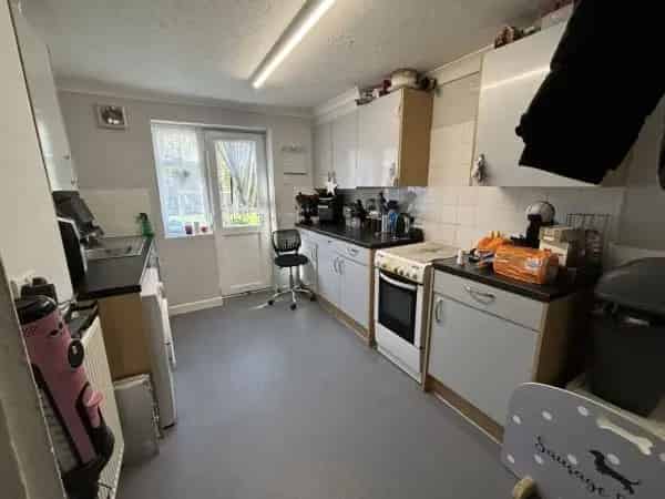 Large 3 Bed Semi Detached House with Garage Near Schools and Amenities