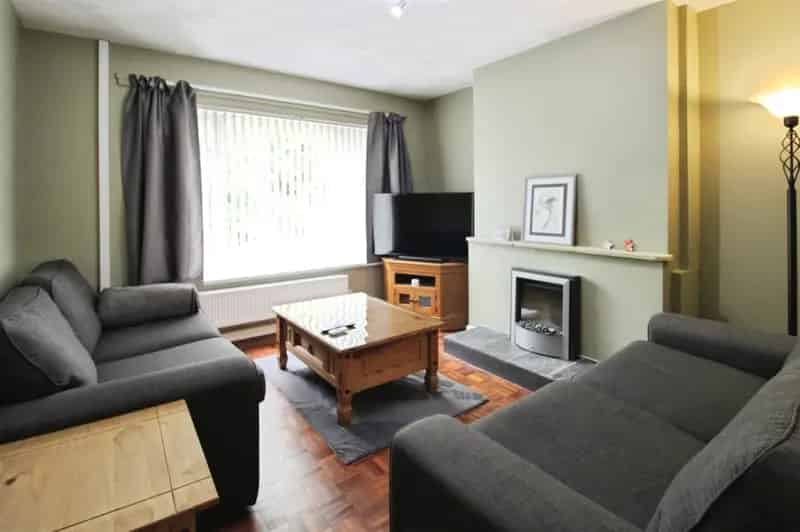 3 Bedroom Semi-Detached House Glyn Eiddew Detached Garage Close Amenities