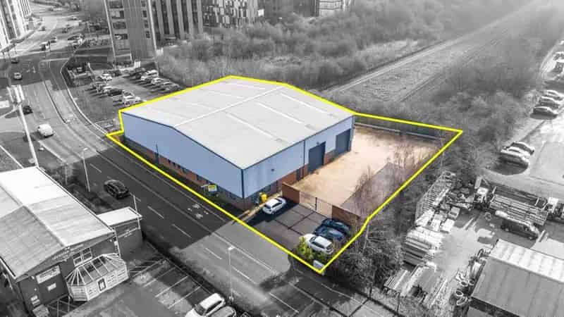 Modern Industrial Unit with Warehouse and Office Space