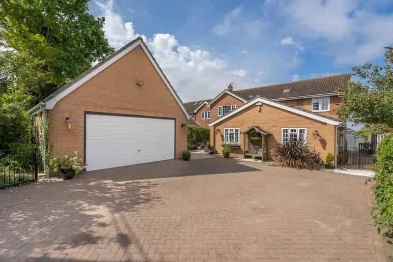 4 Bedroom Detached House with Stunning Waterside Views