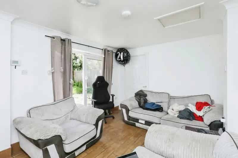5 Bed House Extended Accommodation Driveway Parking Enclosed Garden