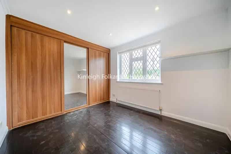 Detached Family House Near Shortlands Station For Rent