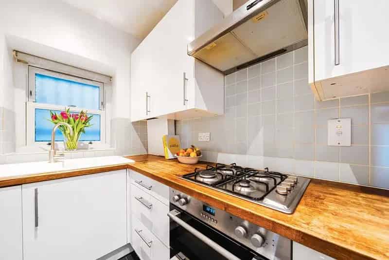 Streatham Hill Period Conversion Flat No Onward Chain