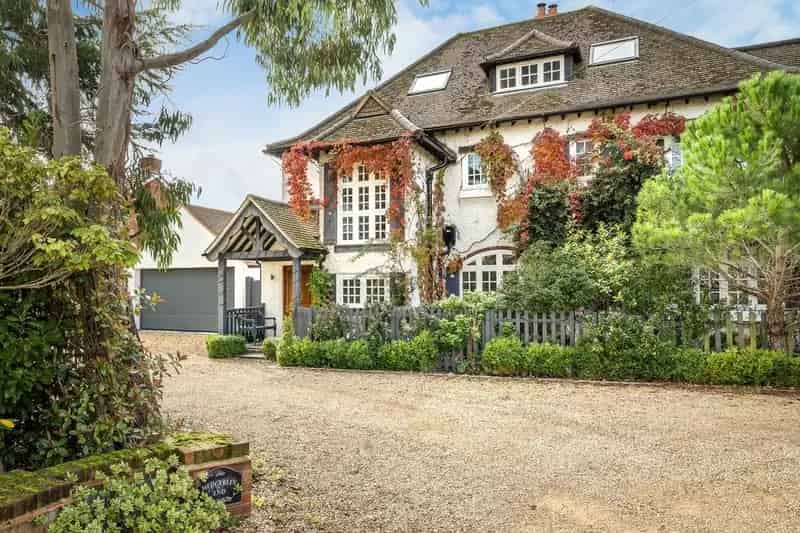 6 Bedroom Detached House to Rent Beaconsfield