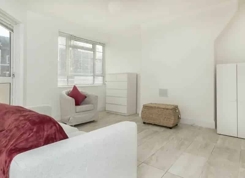 Three Bedroom Flat Near White City Station