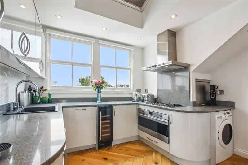 3 Bedroom Maisonette London West Facing Terrace Communal Gardens