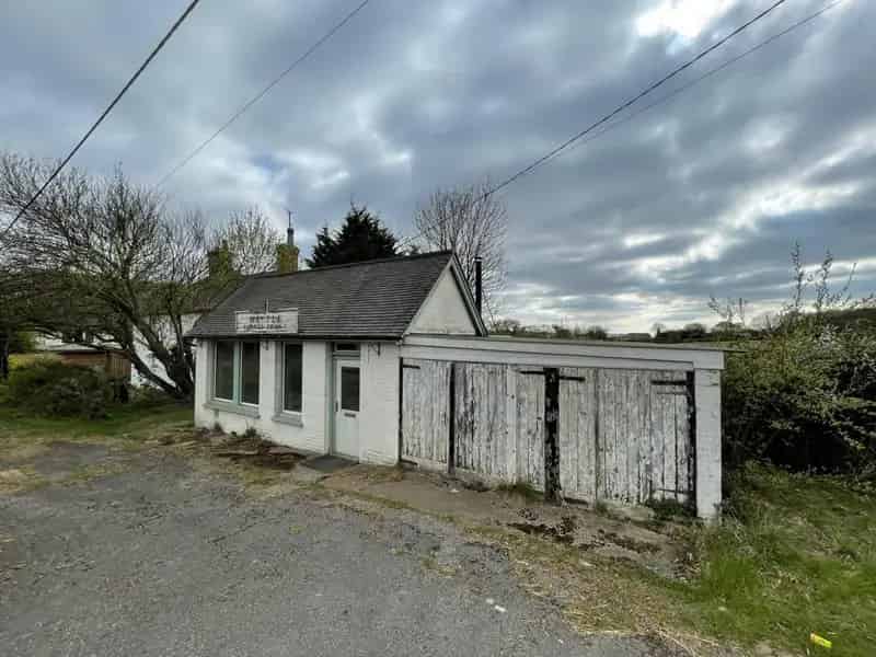 Five-Room Property Near A22 with Garden and Parking Potential Conversion