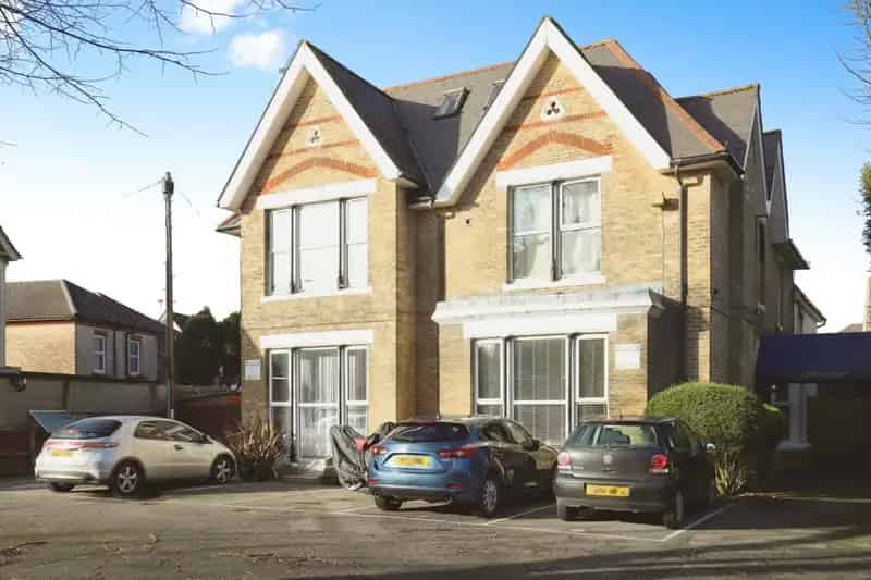 2 Double Bedroom Top Floor Apartment Near Award Winning Beaches