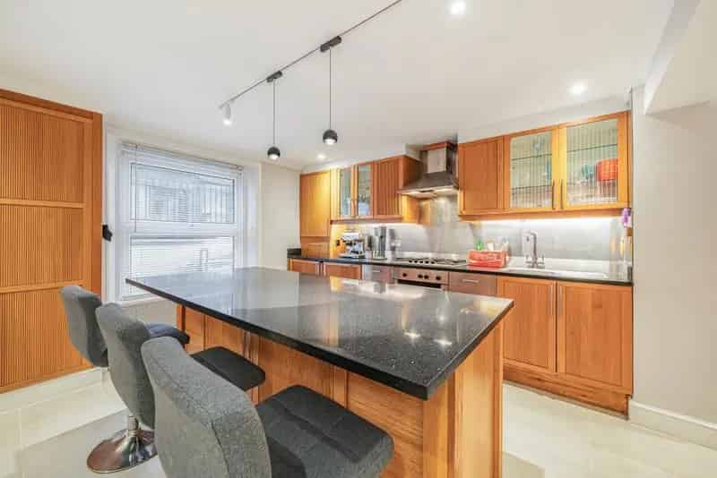 Chiswick Glebe Estate 2 Bed 2 Bath Apartment Short Let