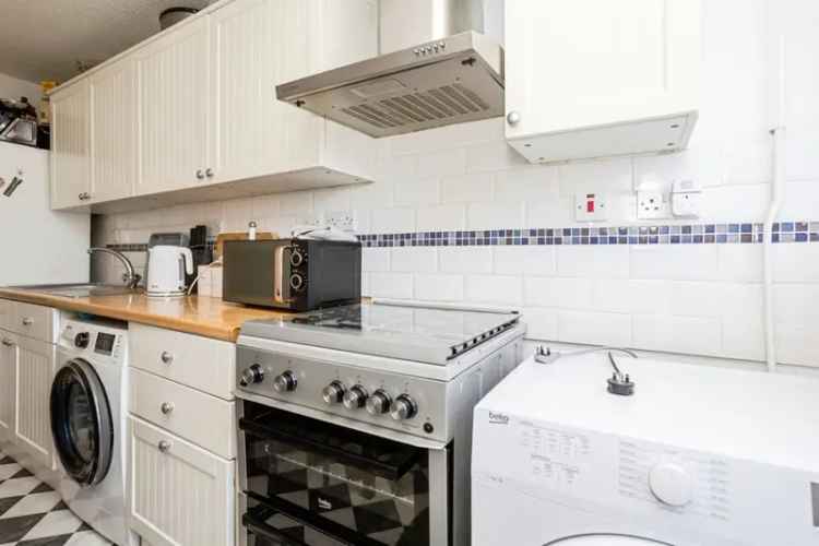 One Bedroom Maisonette Crawley - Garden Parking