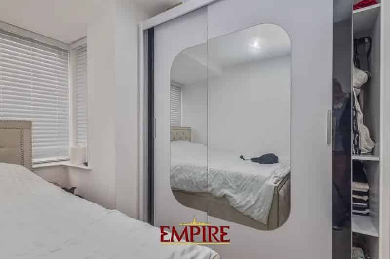 1 Bedroom Apartment For Sale Modern Open-Plan Design Great Location