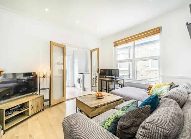 Spacious 2-Bed Upper Maisonette near Tooting Broadway