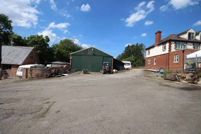 9 Bed Farmhouse with Cottage and Barn - 2 Acres