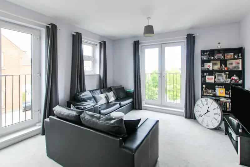 2 Bedroom Flat For Sale - Top Floor Apartment