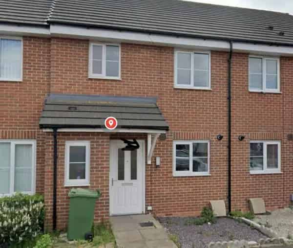 Cozy 2-Bedroom House with Garden and Parking
