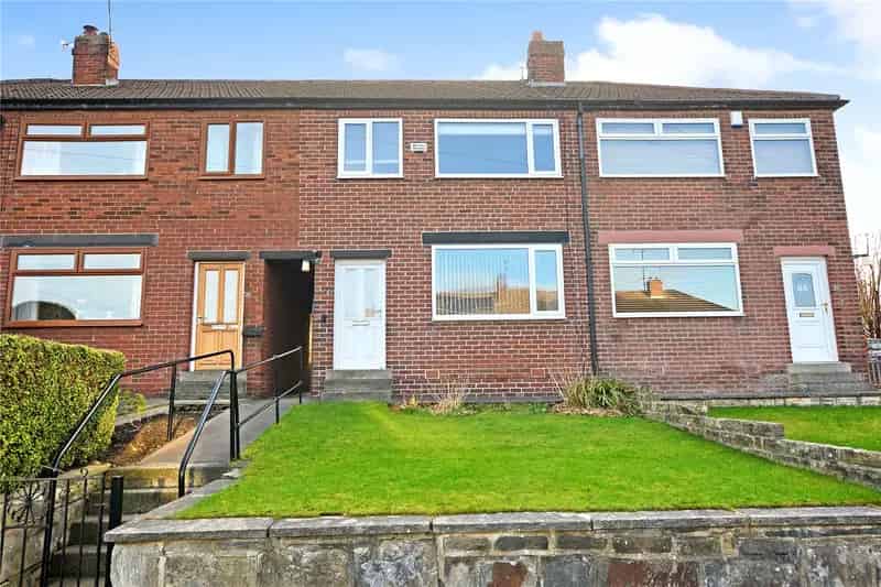 3 Bedroom Mid Terrace House Near M62 & M1 Motorways