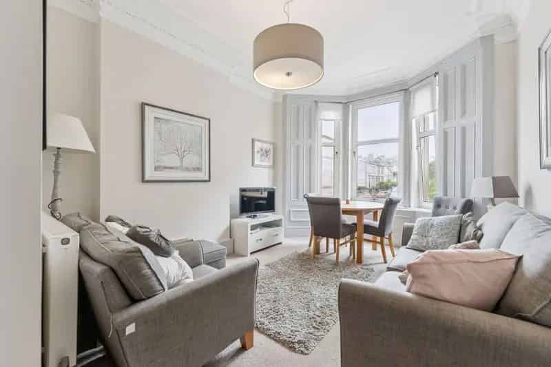 2-Bedroom Tenement Flat in Glasgow West End Near Botanical Gardens