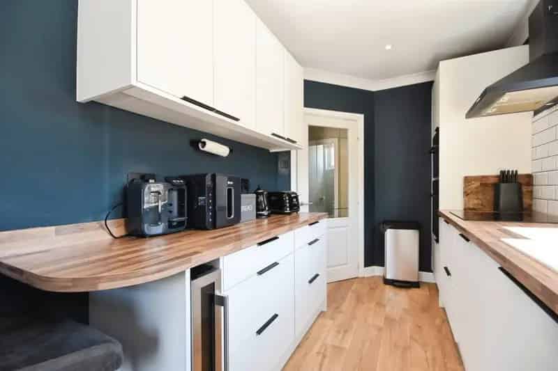 3 Bed House with Garden and Outbuilding
