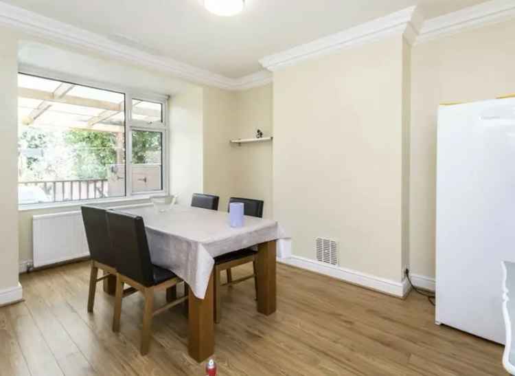 Four Bedroom House Near South Merton and Morden Stations