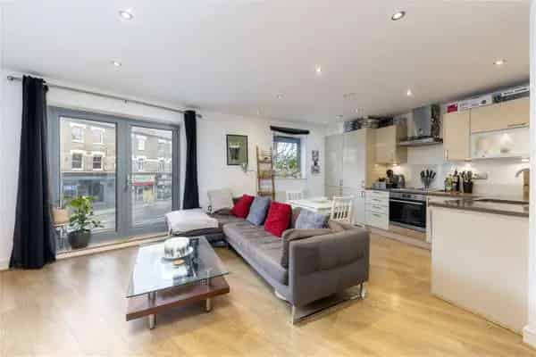 Battersea Park 1-Bedroom Apartment with Balcony and Parking