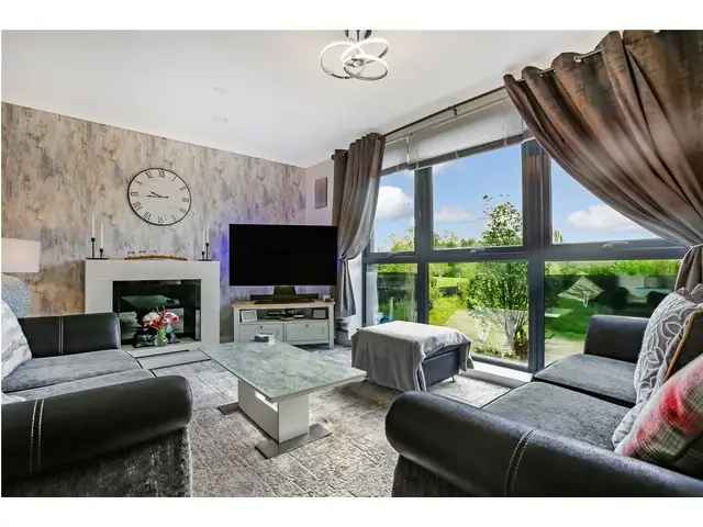 3 Bedroom Triplex Apartment with River Clyde Views