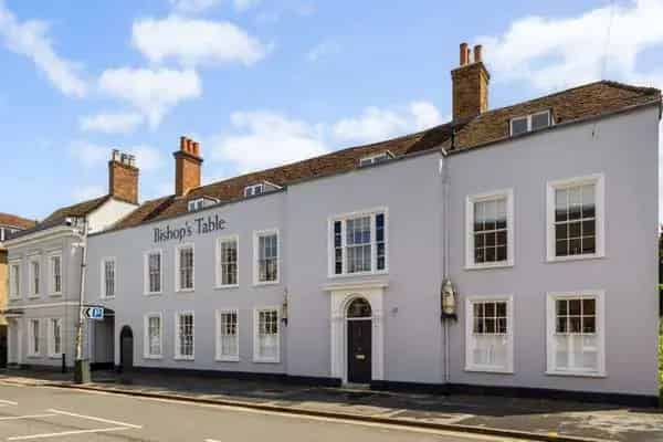 Spacious Farnham Apartment 3 En-Suite Bedrooms Private Balcony