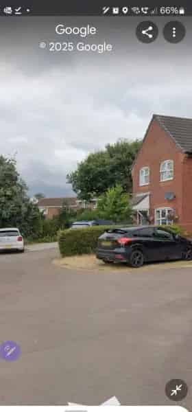 3 Bed End House Large Garden Own Drive No Terrace