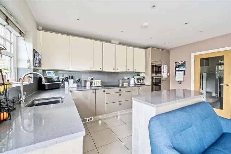 4 Bed House for Sale Near Town Centre and Station