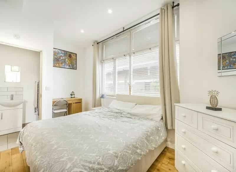 3 Double Bedroom Split Level House Near St Katherine Docks