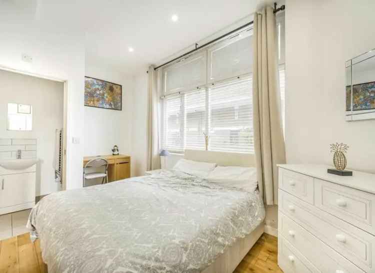 3 Double Bedroom Split Level House Near St Katherine Docks