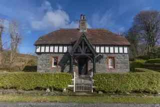 Historic White Gate Lodge Retreat Near Tollymore Forest