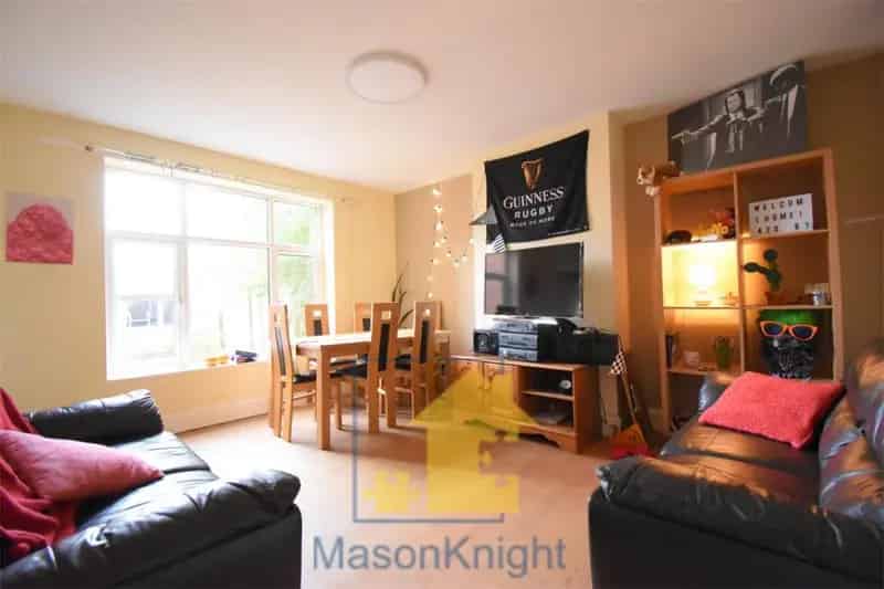 7 Bedroom Semi Detached House Near University