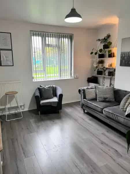 3 Double Bedroom Ground Floor Flat  Quiet Estate Free Parking Pets Allowed