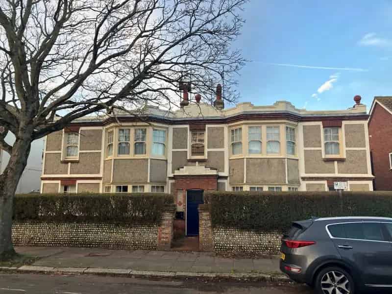 1930s Art Deco Four-Flat Property with Gardens and Garages