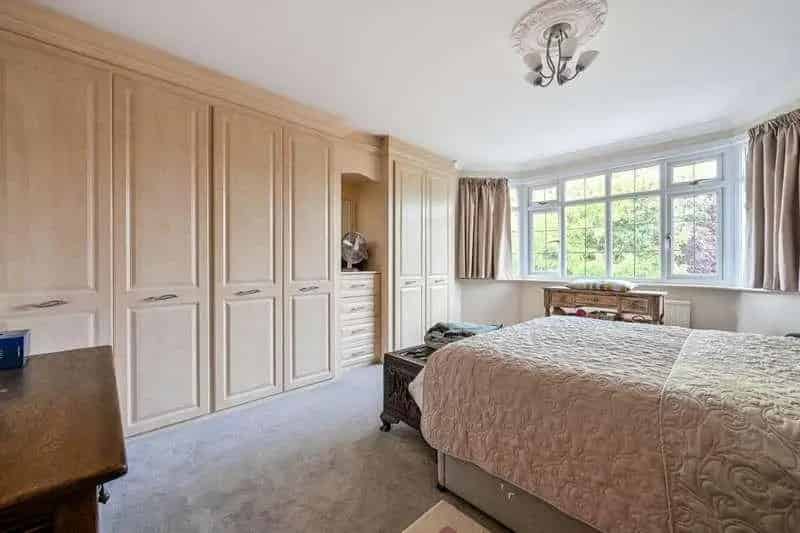 6 Bed House for Sale Near Guildford Farnham